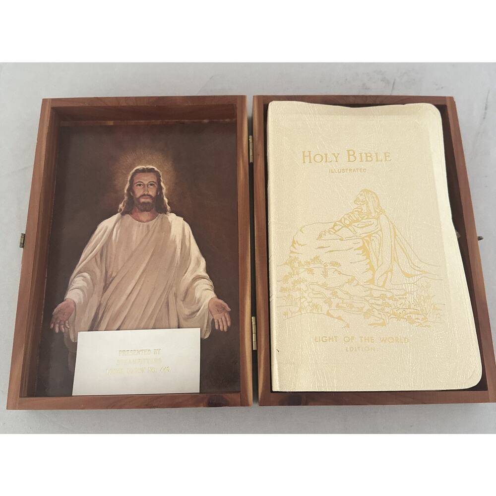 Holy Bible Catholic Light of the World Edition, Holy Bible Illustrated (1976)